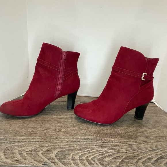 Andrea Grace Women's deep red suede Ankle Boots. Size 8. Pre-owned. Bootie’s. - Picture 3 of 6